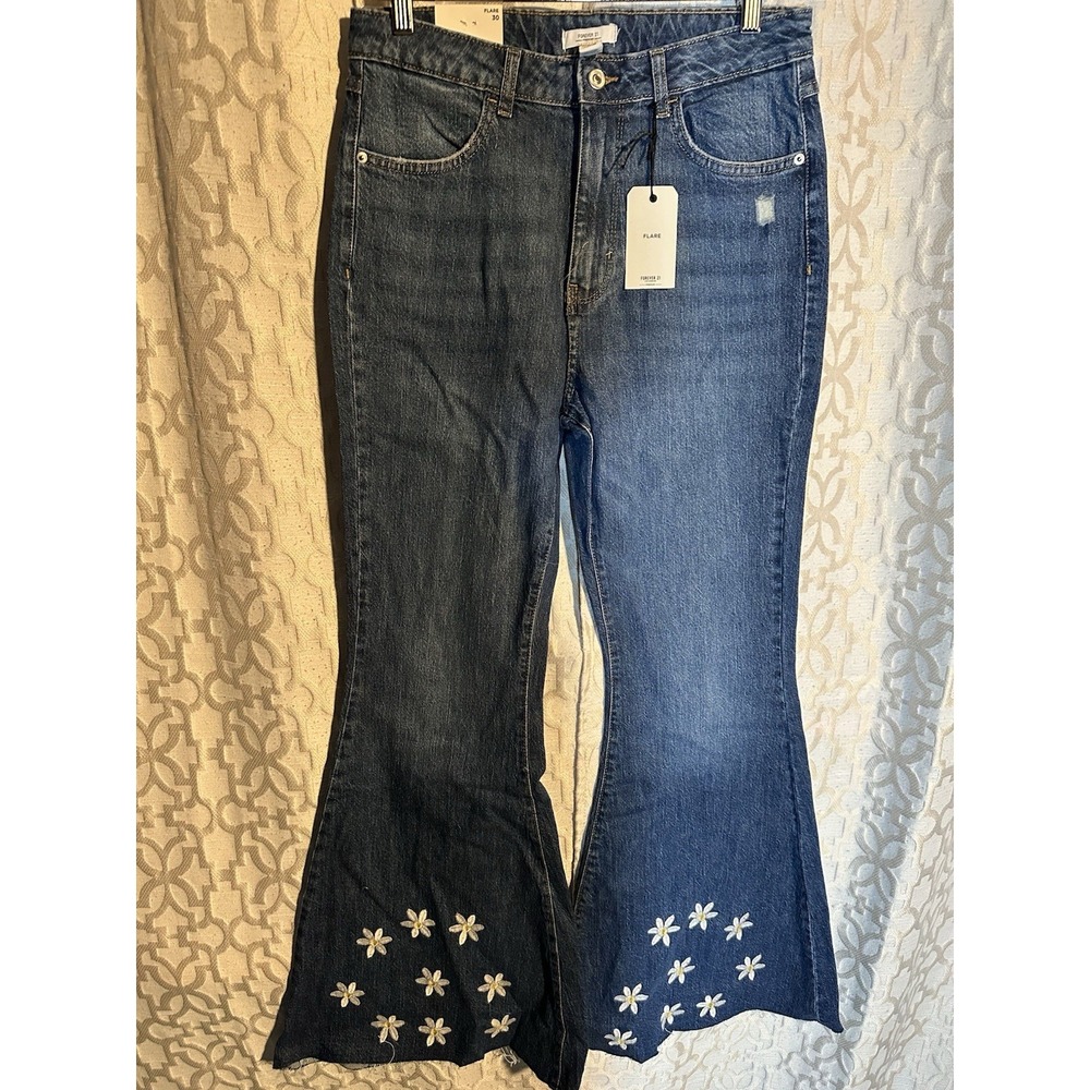 Forever 21 Flare Bell Bottom Jeans With Daisy Embroidered Size 30 NWT